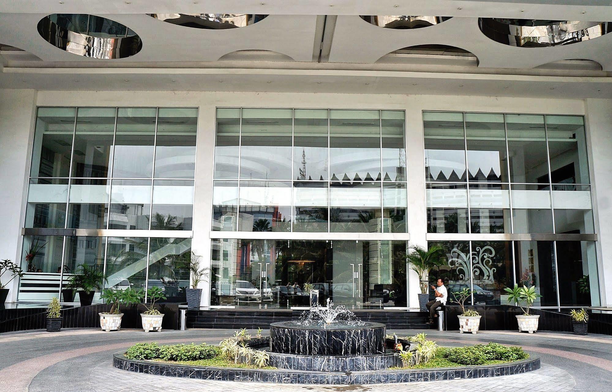 Royal Suite Condotel Medan Exterior foto